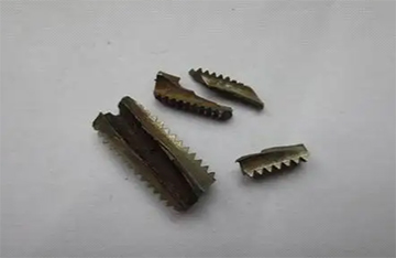 如何處理絲錐斷在工件里了的情況？